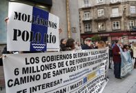 Los participantes en la concentraci�n ante la Hidrogr�fica portaban varias pancartas. 