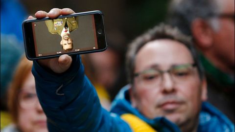 Los manifestantes portaban fotos de FelipeVI del rev�s 