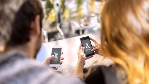 Dos usuarios empleando la plataforma de pago digital Bizum.
