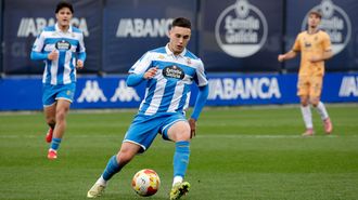 Mario N�jera dando un pase ante la mirada de No� Carrillo durante un partido del Fabril
