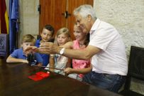 El alcalde Sobral se apunt� a la moda de los selfies. 