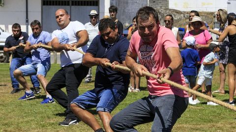 El campeonato de tiro de cuerda por parroquias es la otra gran convocatoria del ltimo da de las fiestas de Escairn