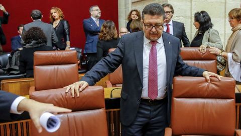  El juez en excedencia Francisco Serrano y cabeza de lista de Vox, en su esca�o en el Parlamento de Andaluc�a en Sevilla
