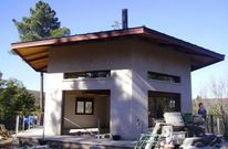 El alcalde de Bobor�s present� una imagen de la casa en construcci�n cuando la quiso legalizar.