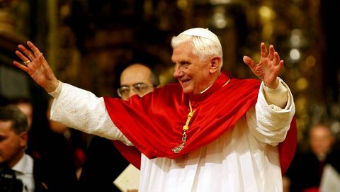 Benedicto XVI durante su visita del 2010 a Santiago