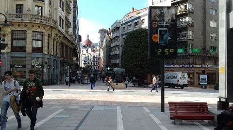 Un termmetro del centro de Oviedo marca 25 grados