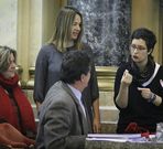 Con los t�cnicos. La edilas Roc�o Fraga, Luc�a Canabal y Avia Veira hablan con el secretario municipal en un pleno. 