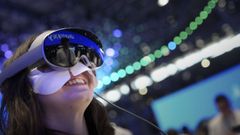 Una mujer prueba las gafas de realidad virtual de Samsung