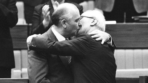 Beso entre Gorbachov y Erich Honecker despus de su reeleccin como Secretario General del Congreso del Partido Comunista en Berln Oriental