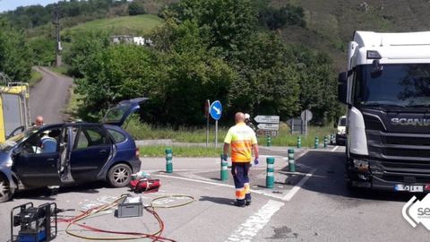 Accidente entre un turismo y un camin frigorfico en Piloa