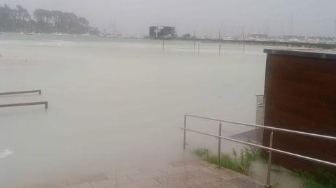 El mar ocupa toda la playa de Baltar, en Portonovo