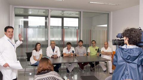 De izquierda a derecha, Luis Antua, director de la Unidad de Gestin Clnica del HUCA; Mara Garca, del Laboratorio de Medicina; los mdicos de Urgencias Antonio Garca, Pablo Herrero, Luis Lpez y Joaqun Vzquez; y el enfermero Juan Fernndez..De izquierda a derecha, Luis Antua, director de la Unidad de Gestin Clnica del HUCA; Mara Garca, del Laboratorio de Medicina; los mdicos de Urgencias Antonio Garca, Pablo Herrero, Luis  Lpez y Joaqun Vzquez; y el enfermero Juan Fernndez.