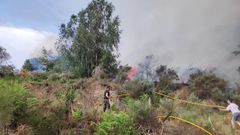 Imagen del fuego que prendi� tras la ca�da del rel�mpago