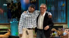 Jordi Hurtado abrazado sobre el escenario de La revuelta con Ozuna