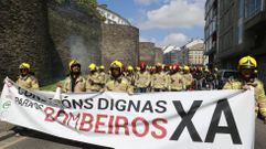 Movilizaci�n de protesta de los bomberos en las calles de Lugo antes de la huelga