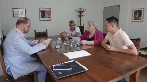 Teresa Villaverde, xunto con Juan José Prego e Anxo Moledo, presentaron a súa proposta ao presidente da RAG, Henrique Monteagudo