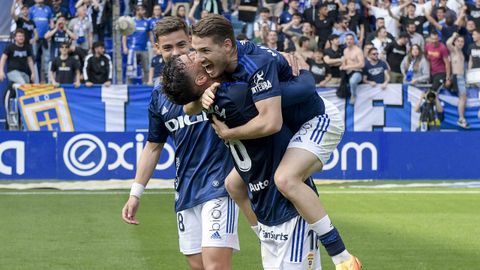 Vallejo y Camarasa se abrazan, con Masca de fondo, para celebrar el triunfo del Oviedo ante la Ponferradina