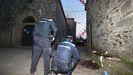 Dos policas locales, junto al charco de sangre junto a la iglesia de Santa Susana, en lo alto de la Alameda compostelana