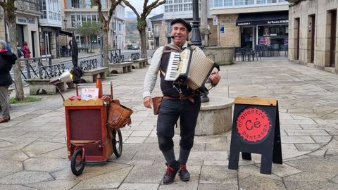 C� Orquestra act�a en el mercado navide�o de Castroverde