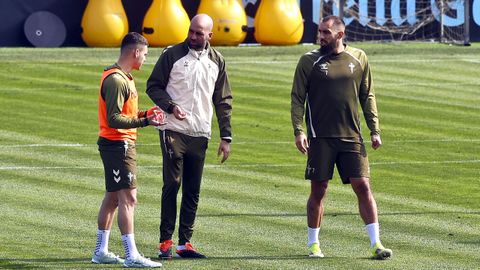 Claudio Gir&aacute;ldez, charlando con Jutgl&agrave; y Borja Iglesias, dos de sus delanteros,&nbsp;en el entrenamiento del Celta de este s&aacute;bado.