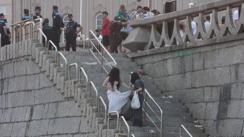 Las playas de Riazor y Orz�n amanecen llenas de basura tras la noche de San Xo�n