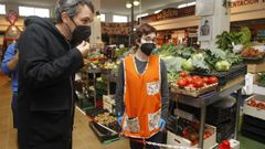 Javier Olleros destapa una foto suya en la plaza de abastos