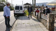 Los vecinos dicen que la acera ya es suficientemente amplia en algunos puntos, como el de la imagen