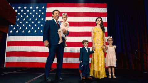 Ron DeSantis� junto a su esposa Casey y sus hijos�en la celebraci�n de su�reelecci�n como gobernador de Florida.