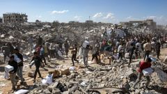 Gazates se agolpan alrededor de un camin con ayuda humanitaria en Jan Yunis,