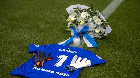 Camiseta del Oviedo con el nombre de Arnau, acompaada de unos guantes de portero y un ramo de flores