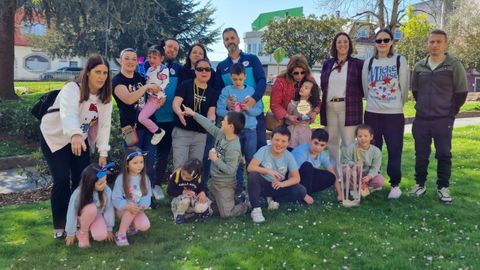 Algunas familias de Un Paso M�is con el premio recibido