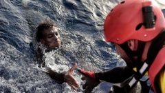 Rescate de un migrante en el mar, ayer, cerca de Libia. 