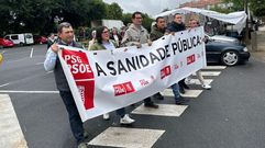 Los socialistas de Oroso se unieron a la protesta vecinal contra el cierre del centro de salud las ma�anas de los s�bados