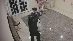 Momento en el que Brandon Tsay se enfrent� al tirador y le arrebat� el arma grit�ndole: �Vete, l�rgate de aqu��