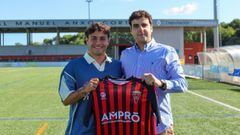 Iv�n V�zquez posando junto al presidente del Lal�n, Guillermo Fern�ndez.