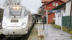 Imagen de un tren Alvia parado en la estacin de Sarria