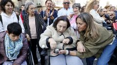 Vicky, usuaria, y Rosa, trabajadora de Amencer, con un timbre, este mircoles en Pontevedra, durante el acto por el Da Mundial de la Parlisis Cerebral