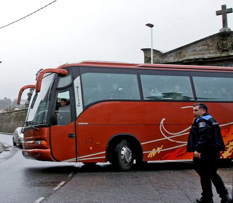 El autob�s que traslad� a los asistentes al funeral suspendido en San Mauro hasta Caldas. 