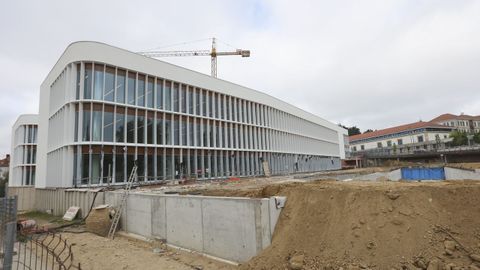 Detalle del nuevo edificio, con los alrededores en obras; consta de dos bloques que albergan siete unidades administrativas