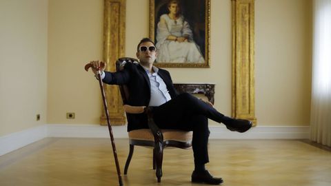 Antonio Correa, responsable de BackHome, en una de las propiedades que vende su agencia. Se trata una vivienda en Linares Rivas que cuesta casi dos millones de euros, la segunda más cara de A Coruña.