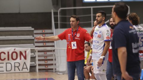 Jabato da instrucciones a Alejandro Conde en un partido reciente
