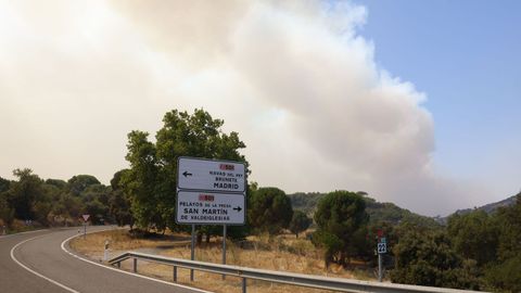 Columna de humo del incendio de Pelayos de la Presa vista desde la carretera M512