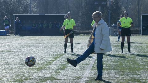 Maribel S�nchez, el d�a que realiz� el saque de honor en un derbi entre el Real Oviedo y el Sporting