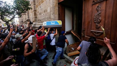 En Guadalajara, M�xico, un grupo de manifestantes tir� abajo la puerta de la sede del gobierno del estado para exigir justicia para un trabajador que falleci� luego de ser arrestado por no llevar mascarilla