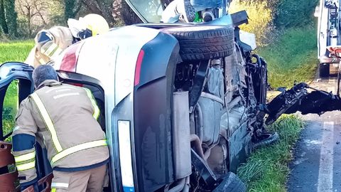 Los bomberosliberaron a la mujer a travs del maletero, abatiendo los asientos