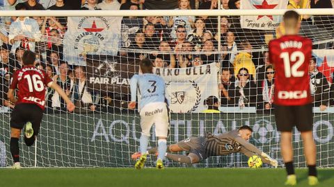 Andrei Radu en el momento de detener el lanzamiento de penalti de Nico Williams en el Celta-Athletic.