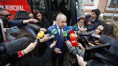 Jos Tom esta maana en Monforte, con numerosos medios esperando sus declaraciones