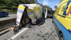 Estado en el que qued� una de las dos furgonetas implicadas en el accidente de tr�fico ocurrido este martes en la AP-9 en Caldas