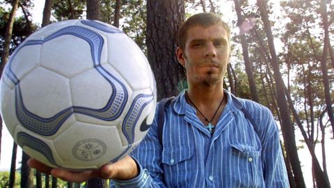Posando en la playa de Samil al poco de su fichaje por el equipo vigus, en el 2001.
