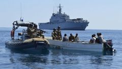 Infantes de marina de la fragata italiana �San Giusto� capturan un esquife pirata frente a Somalia en noviembre del 2012